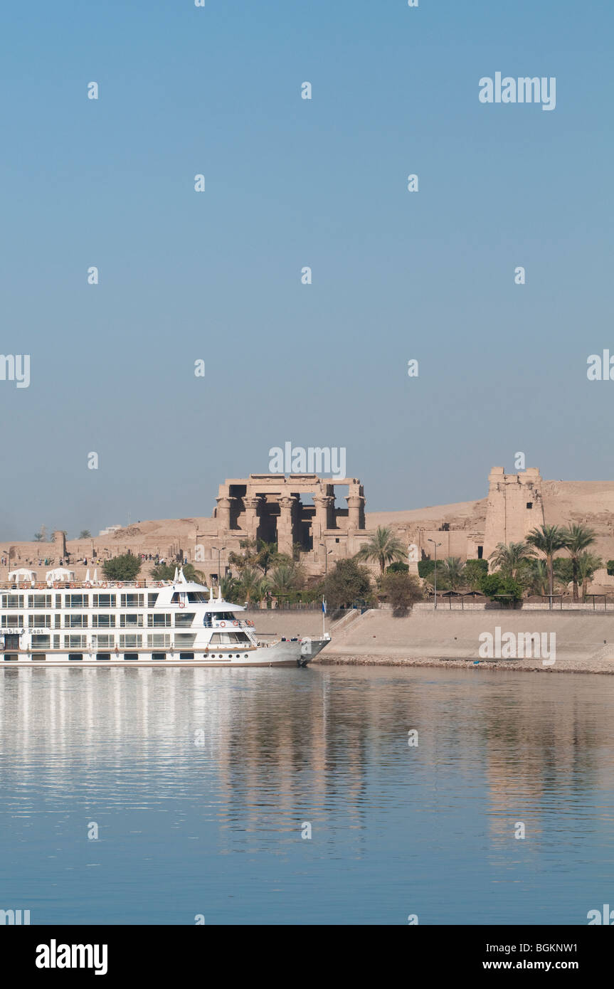 Nil-Kreuzfahrt Stop am Tempel von Kom Ombo in Kom Ombo, Ägypten, Afrika Stockfoto