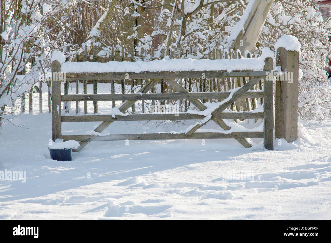 Fünf Holzbar Tor in Schnee bedeckt, Hampshire, England. Stockfoto