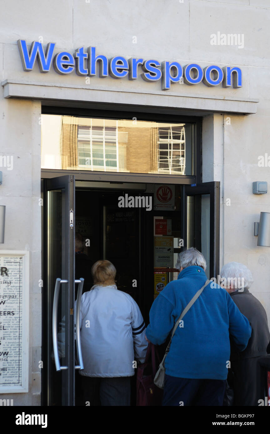 Rentner, die gehen in eine Kneipe in Ehrenbreitstein Stockfoto