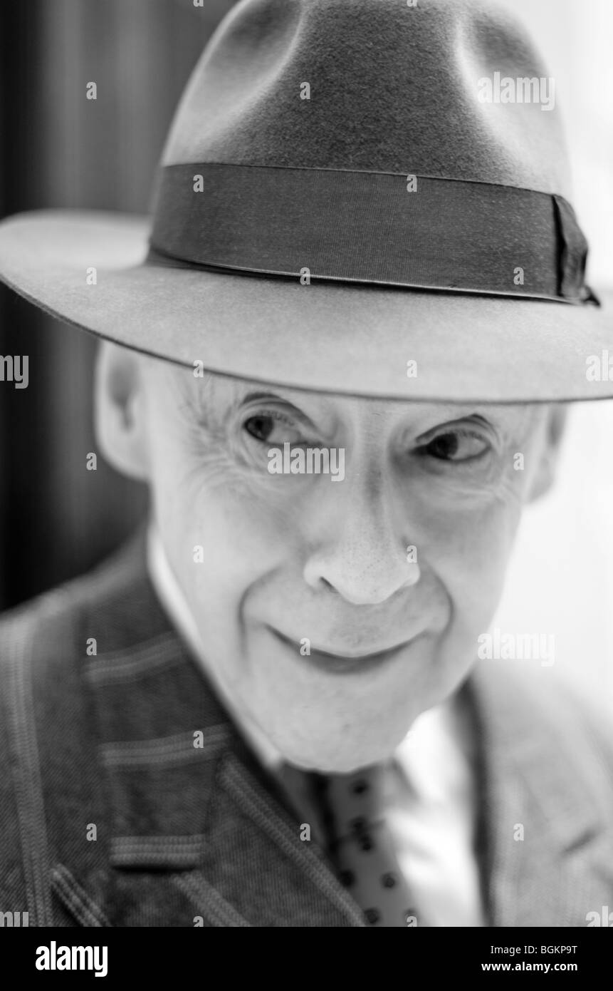 Gesichter der London-älteren Kunstexpertin fotografiert in der Nähe von Auktionshaus Christie's in London St James Stockfoto