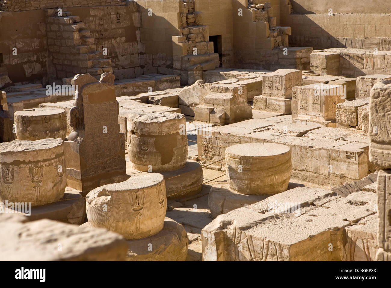 Hinten Säulenhalle und Kapelle von Ramses in Medinet Habu, Leichenhalle Tempel von Ramses III, Westufer des Nil, Luxor, Ägypten Stockfoto