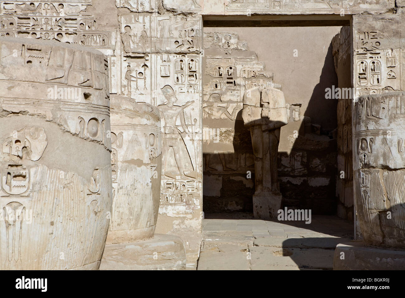 Erste Säulenhalle mit Statue des Ptah in Medinet Habu, Leichenhalle Tempel von Ramses III, Westufer des Nil, Luxor, Ägypten Stockfoto