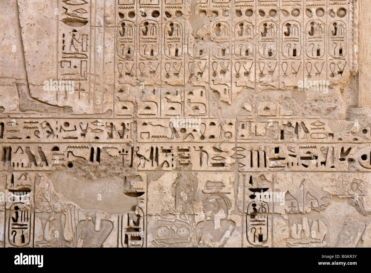 Nahaufnahme von geschnitzten Relief in Medinet Habu, Leichenhalle Tempel von Ramses III, Westufer des Nil, Luxor, Ägypten Stockfoto