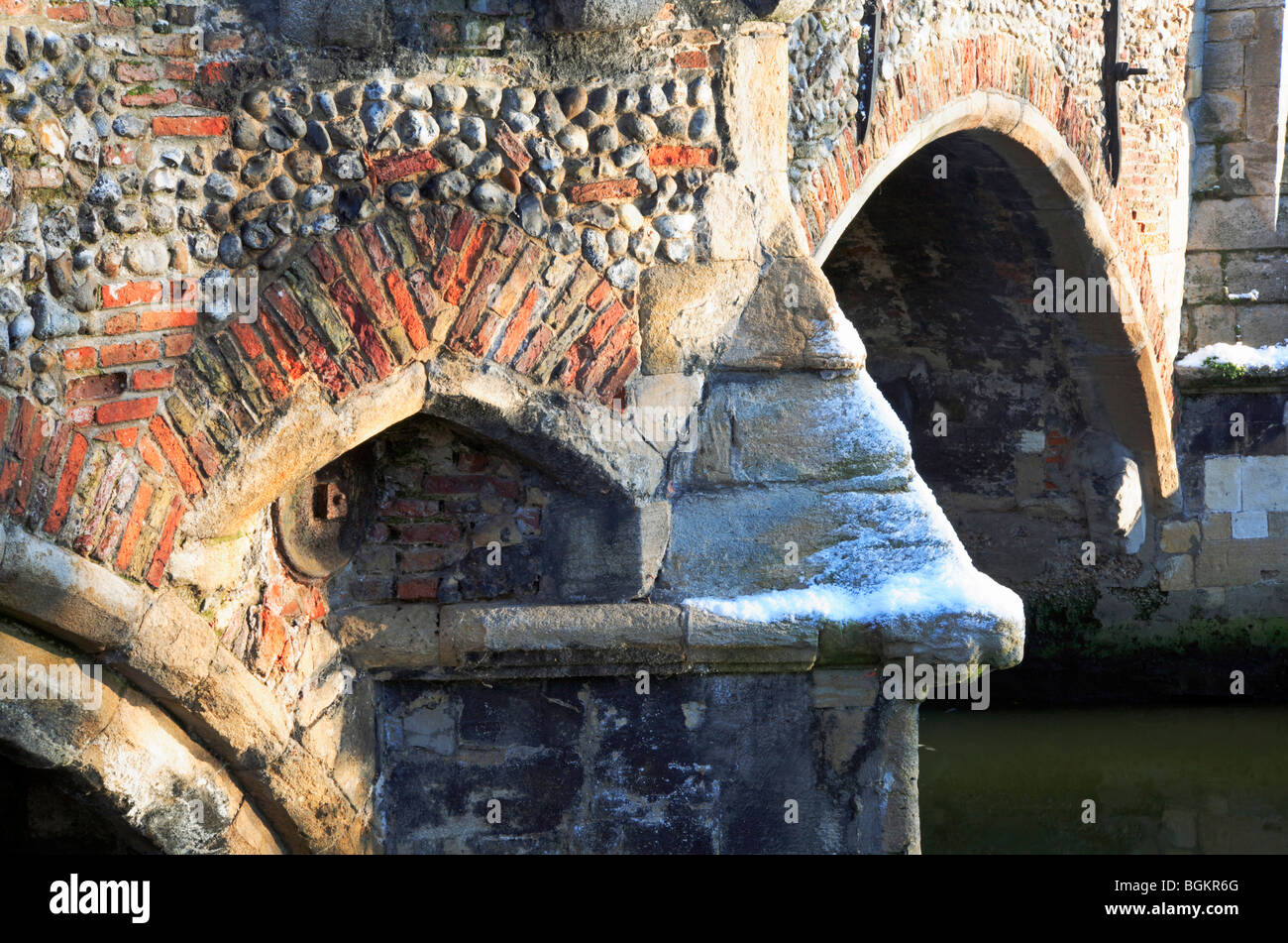 Detail des Bischofs die mittelalterliche Brücke über den Fluss Wensum in Norwich, Norfolk, Großbritannien. Stockfoto
