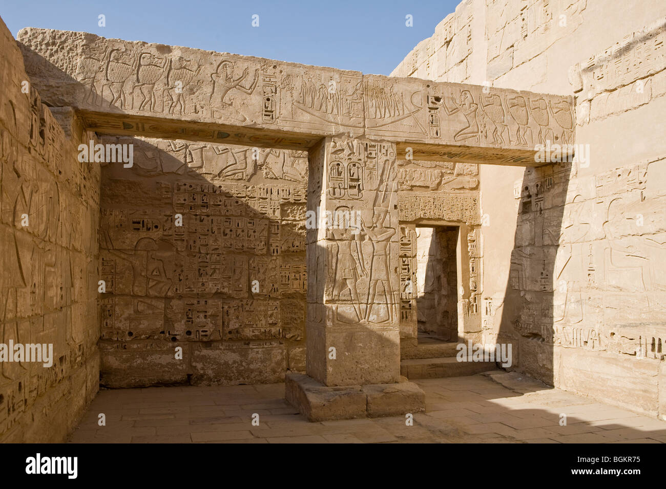 Reliefs zeigen Linien der Paviane in einer Kammer in Medinet Habu, Leichenhalle Tempel von Ramses III, Westufer des Nil, Luxor, Ägypten Stockfoto