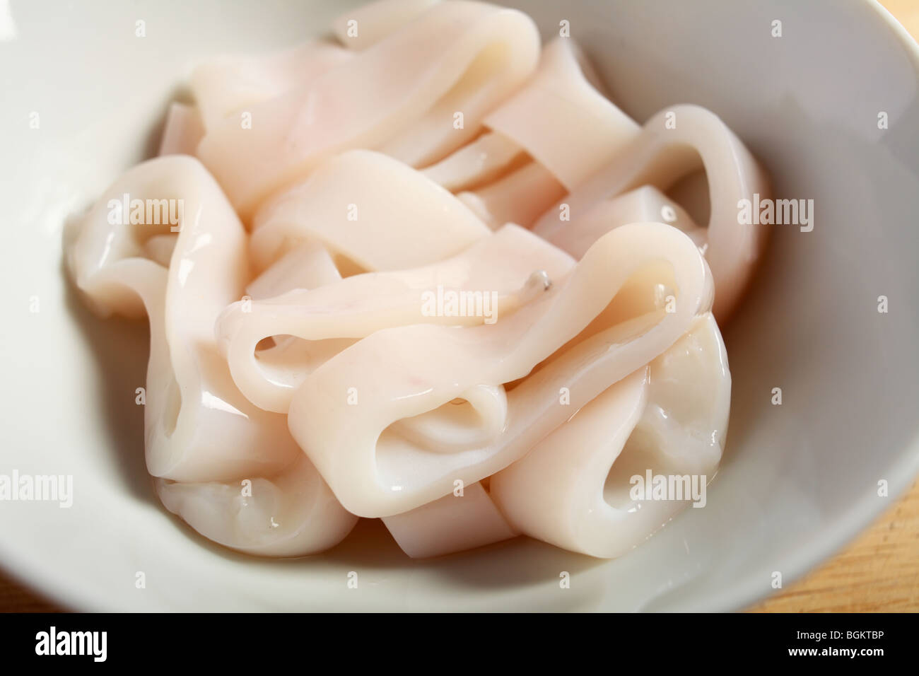 Eine Schüssel mit rohem Tintenfischringe, bereit für das Kochen Stockfoto