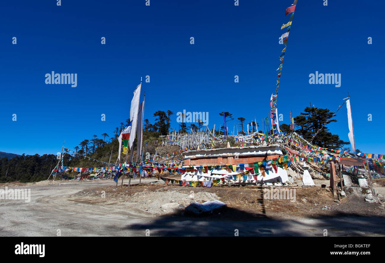 Gebetsfahnen am Thrumshingla-Pass auf 3800m Kennzeichnung die Kluft zwischen Ost- und Westeuropa Bhutan Stockfoto
