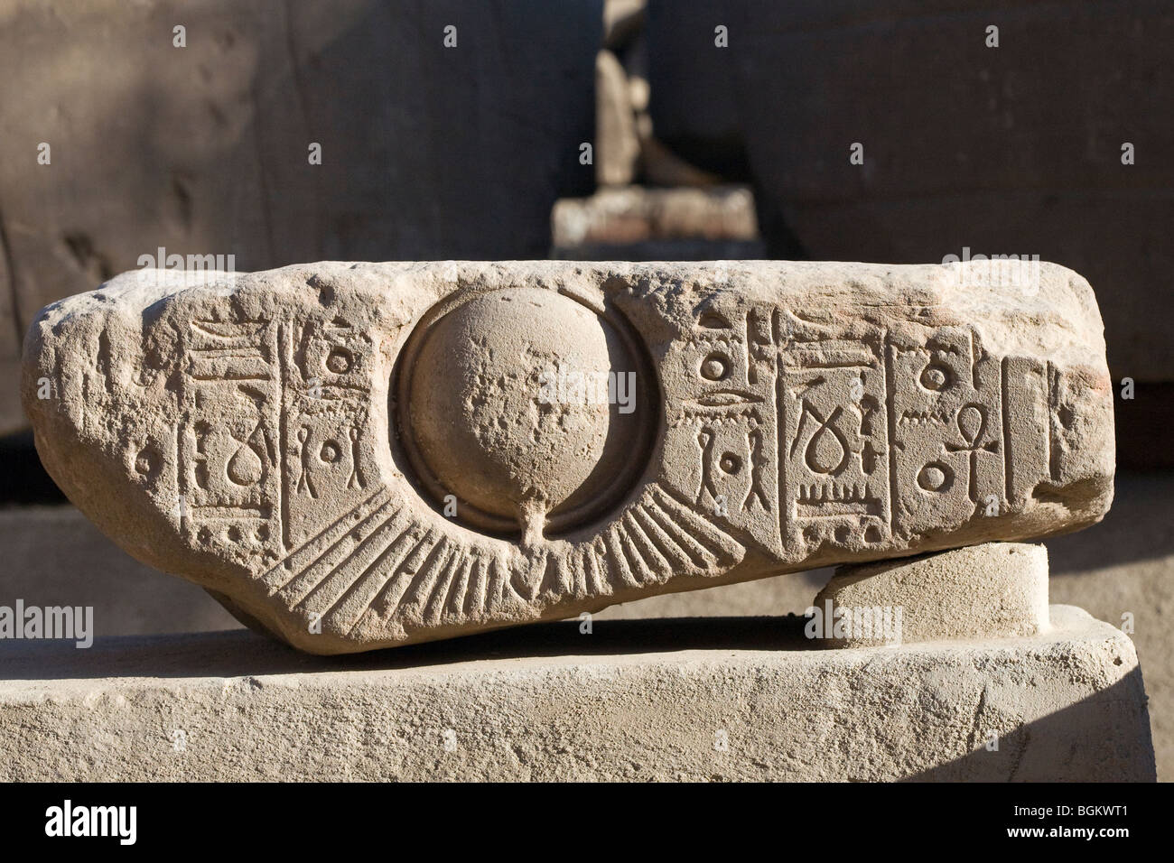 Nahaufnahme der Sonnenscheibe und Strahlen auf Amarna-Style-Block aus der neuen Open-Air-Museum im Luxor-Tempel, Luxor, Ägypten Stockfoto