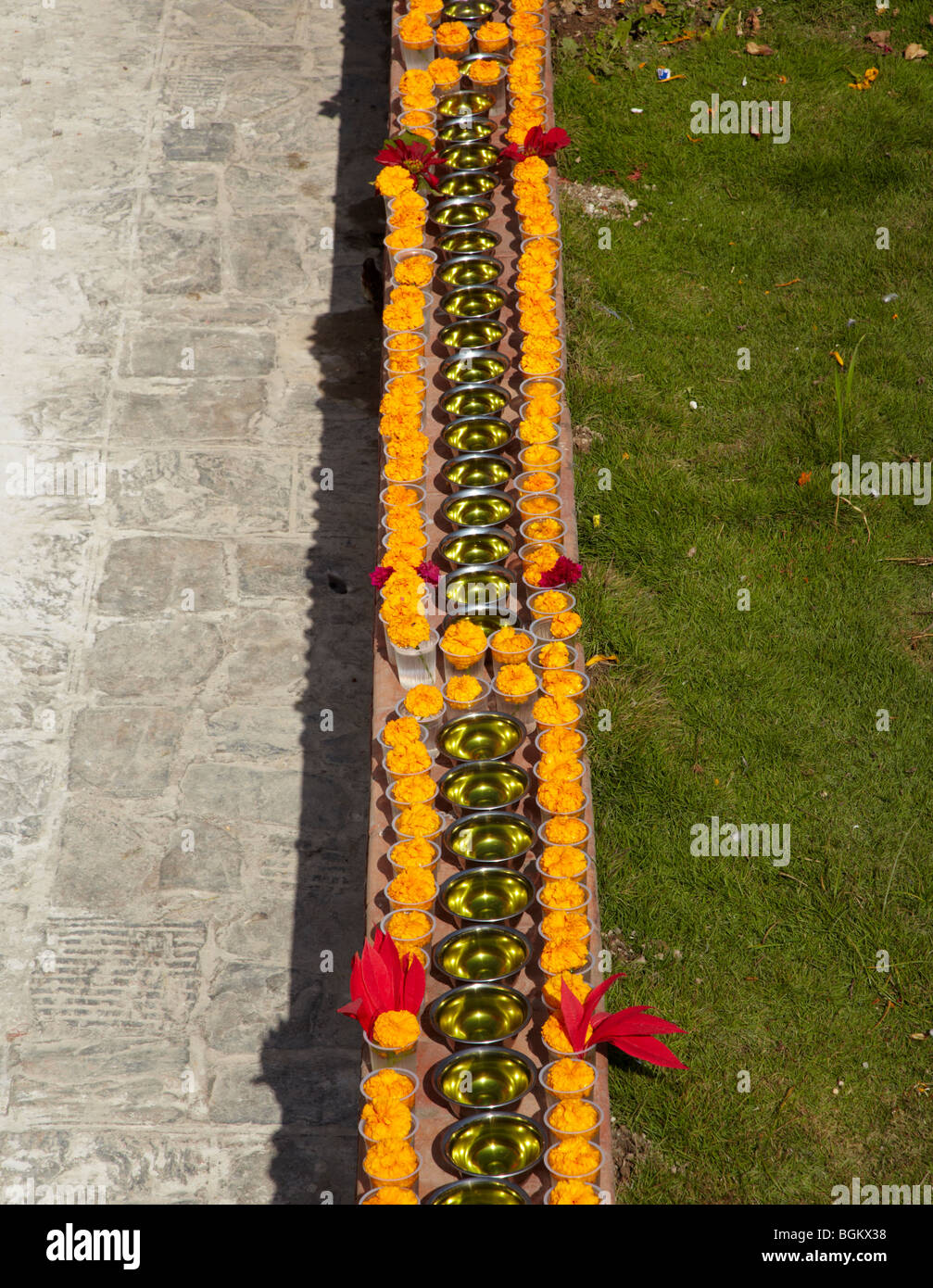 Einer Reihe von Kerzen außerhalb Bodhnath Stupa Kathmandu Nepal Asien Stockfoto