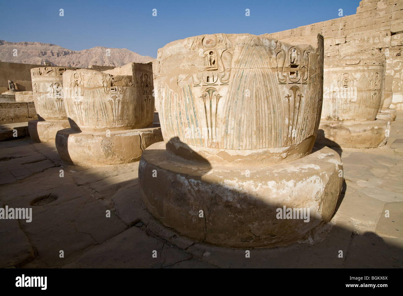 Die Säulenhalle in Medinet Habu, Leichenhalle Tempel von Ramses III, Westufer des Nil, Luxor, Ägypten Stockfoto