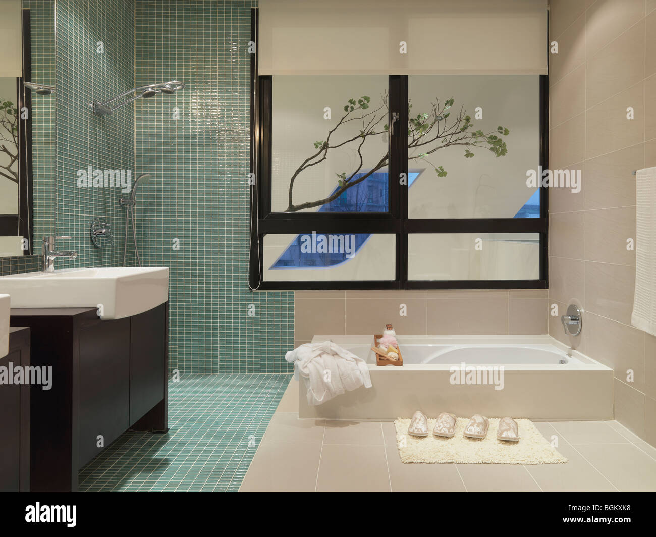 Modernes Bad mit Mosaik Fliesen Dusche Stockfoto
