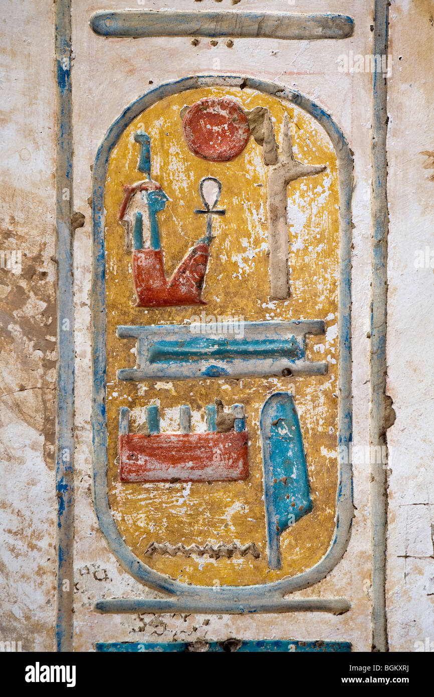 Relief zeigt Kartusche von Ramses III in Medinet Habu, Leichenhalle Tempel von Ramses III, Westufer des Nil, Luxor, Ägypten Stockfoto