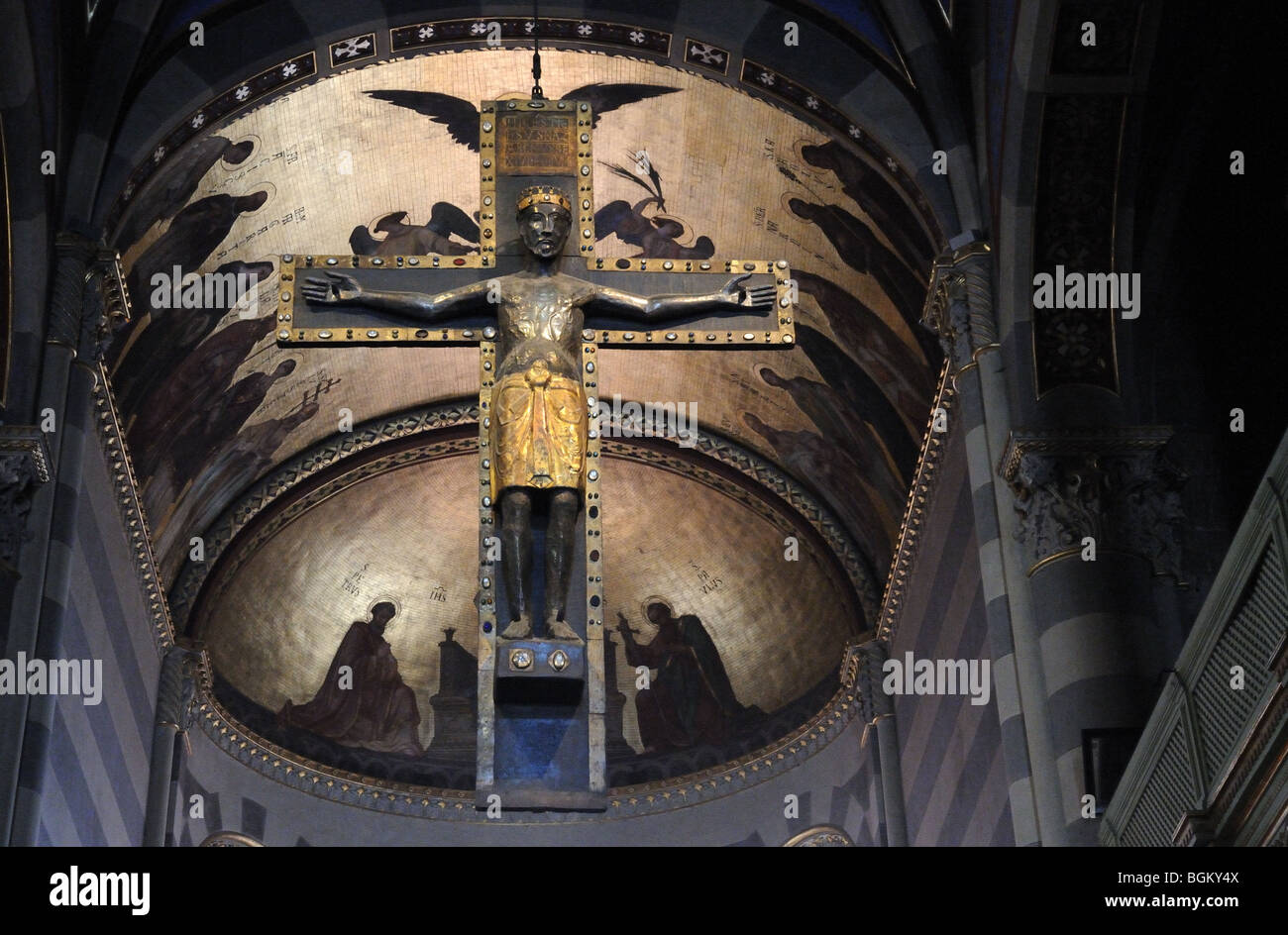 Statue Schnitzerei des gekreuzigten Christus hängen unter dem Dach des Kirchenschiffs in Saint Lawrence Kathedrale Duomo Alba Italien Stockfoto