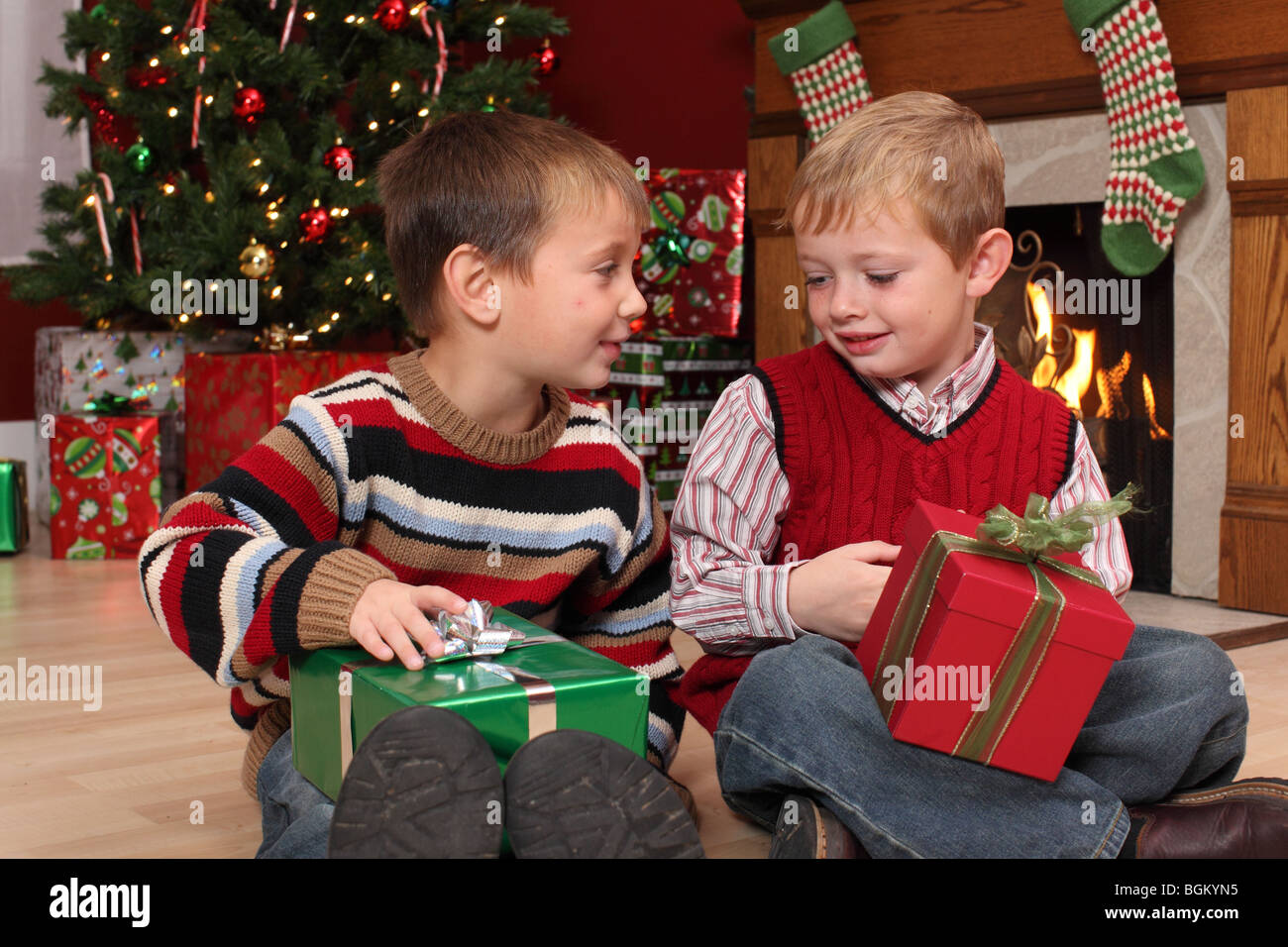 Zwei jungen mit Geschenke zu Weihnachten Stockfoto
