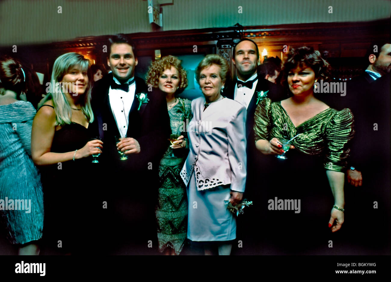 Familienfoto der 1990er Jahre, Familienportrait Trinken bei Hochzeit. „Old Family Photos“ alte amerikanische Fotos Stockfoto