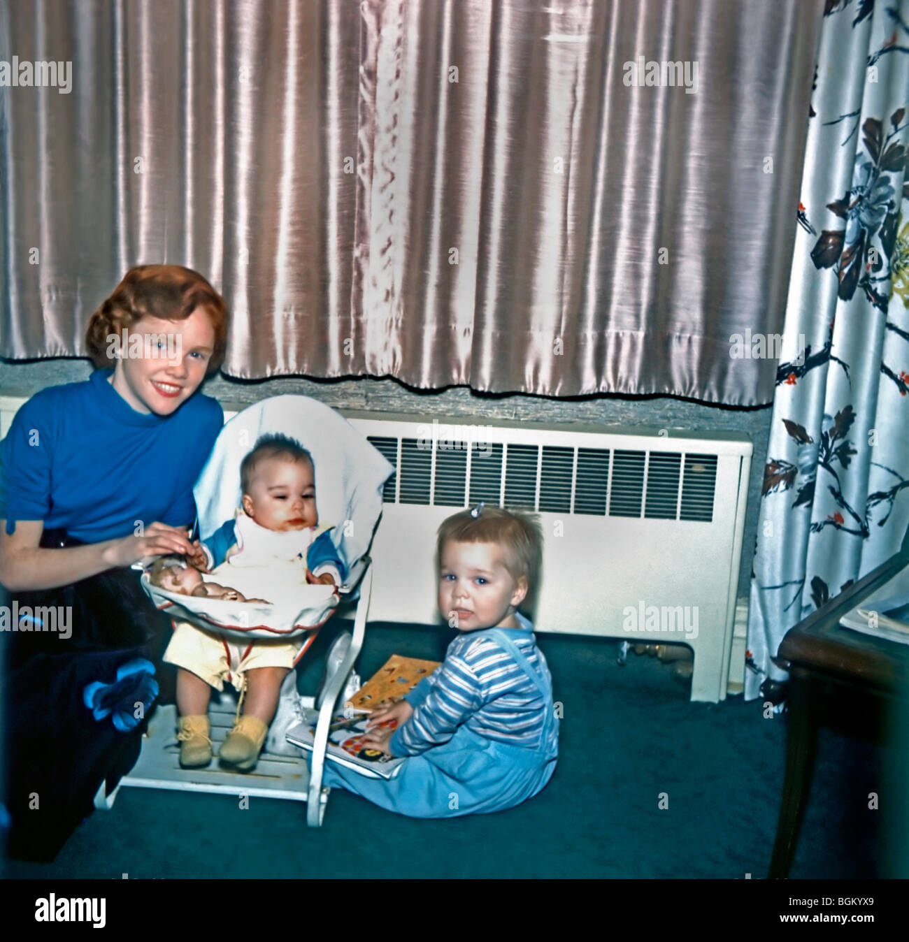 USA - kleine Gruppe, amerikanische Familie zu Hause, kleiner Junge, mit Schwestern. 'Alte Familienfotos'. Vintage amerikanische Fotos, 1950er Jahre Lifestyle Stockfoto