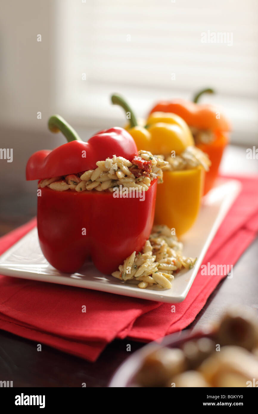 Paprika gefüllt mit Nudelsalat Stockfoto