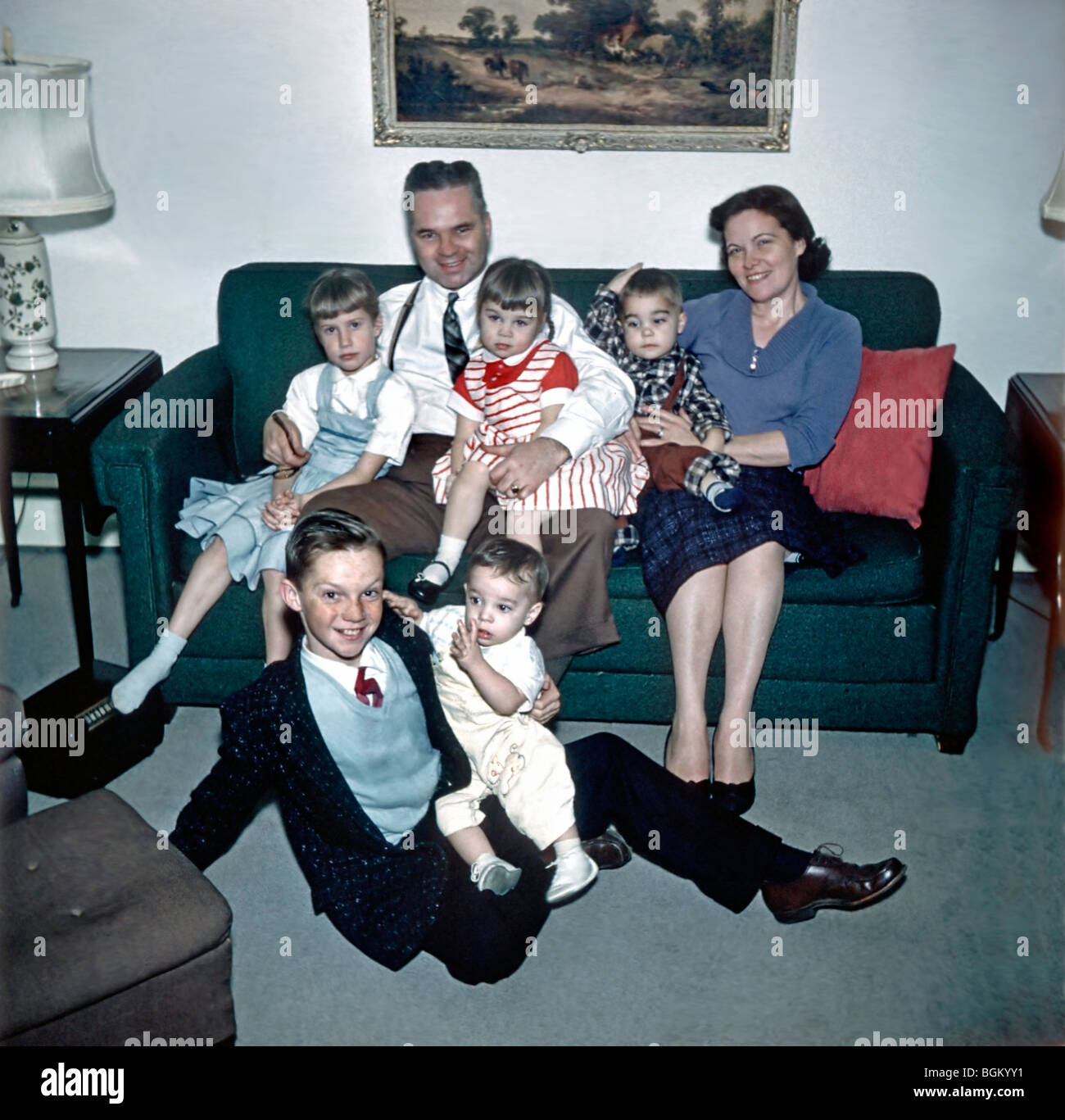 Familienarchiv Foto. Großes Familienporträt „Alte Familienfotos“ Gruppe, die im Wohnzimmer auf der Couch sitzt, Vintage-amerikanische Fotos, New Jersey 1950er Jahre, Familiengenerationen Stockfoto