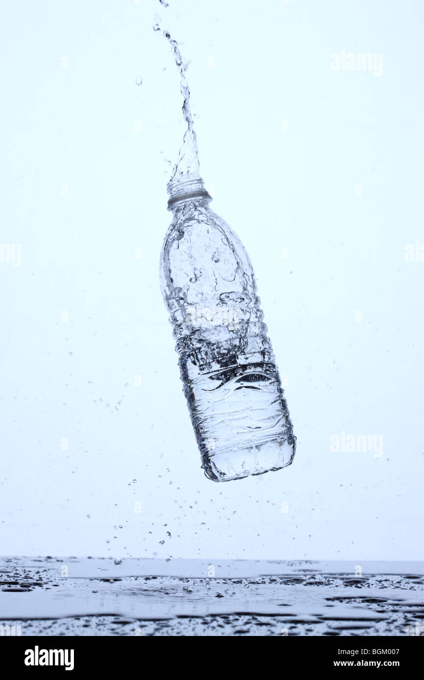Flasche Wasser Oberfläche abprallen und Spritzwasser Stockfoto