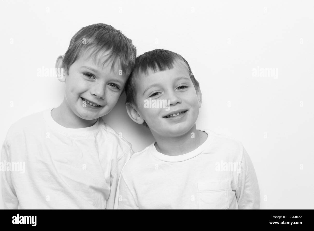 Zwei junge Brüder in schwarz / weiß Stockfoto