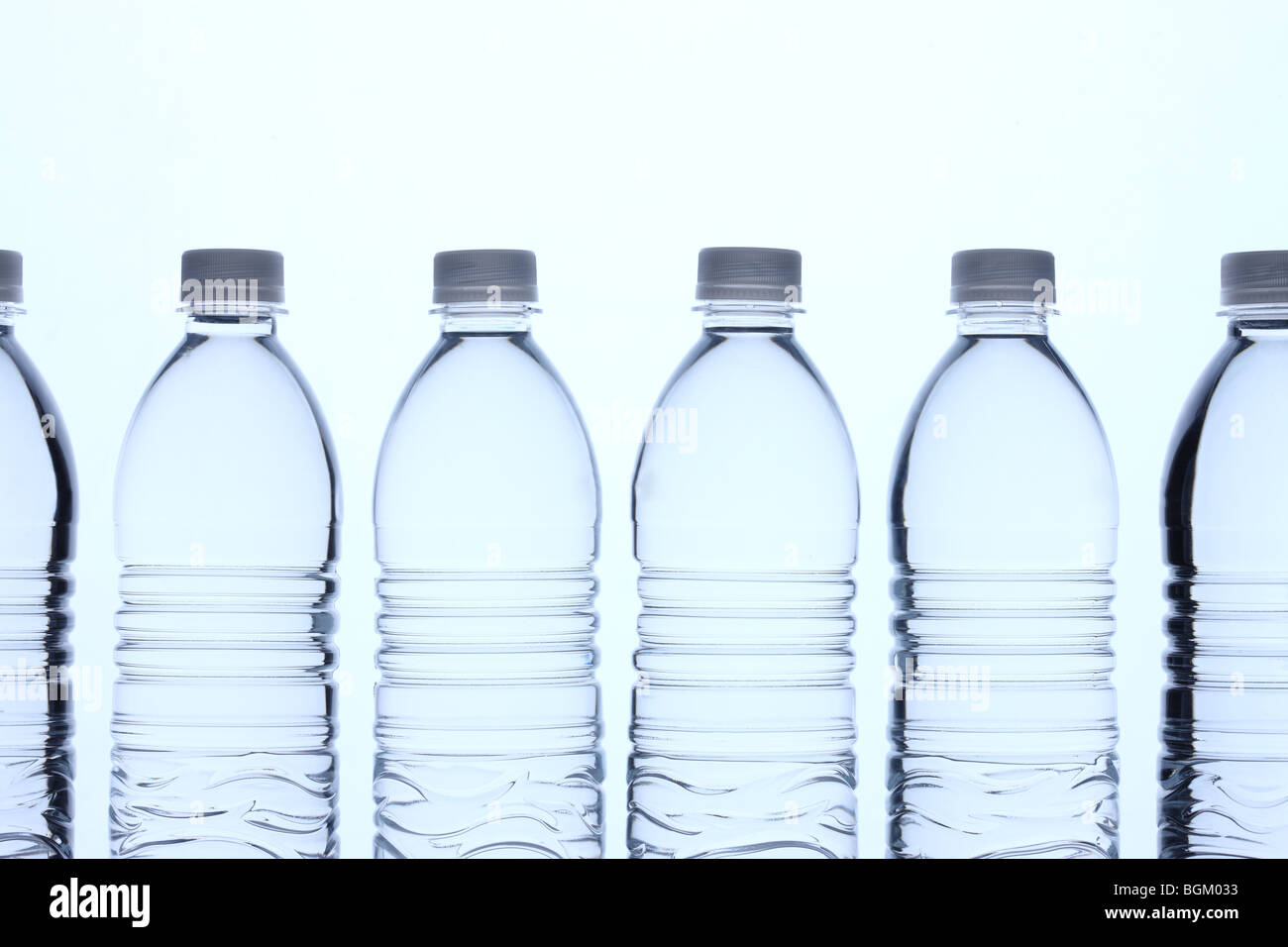 Flaschen Wasser in Zeile Stockfoto