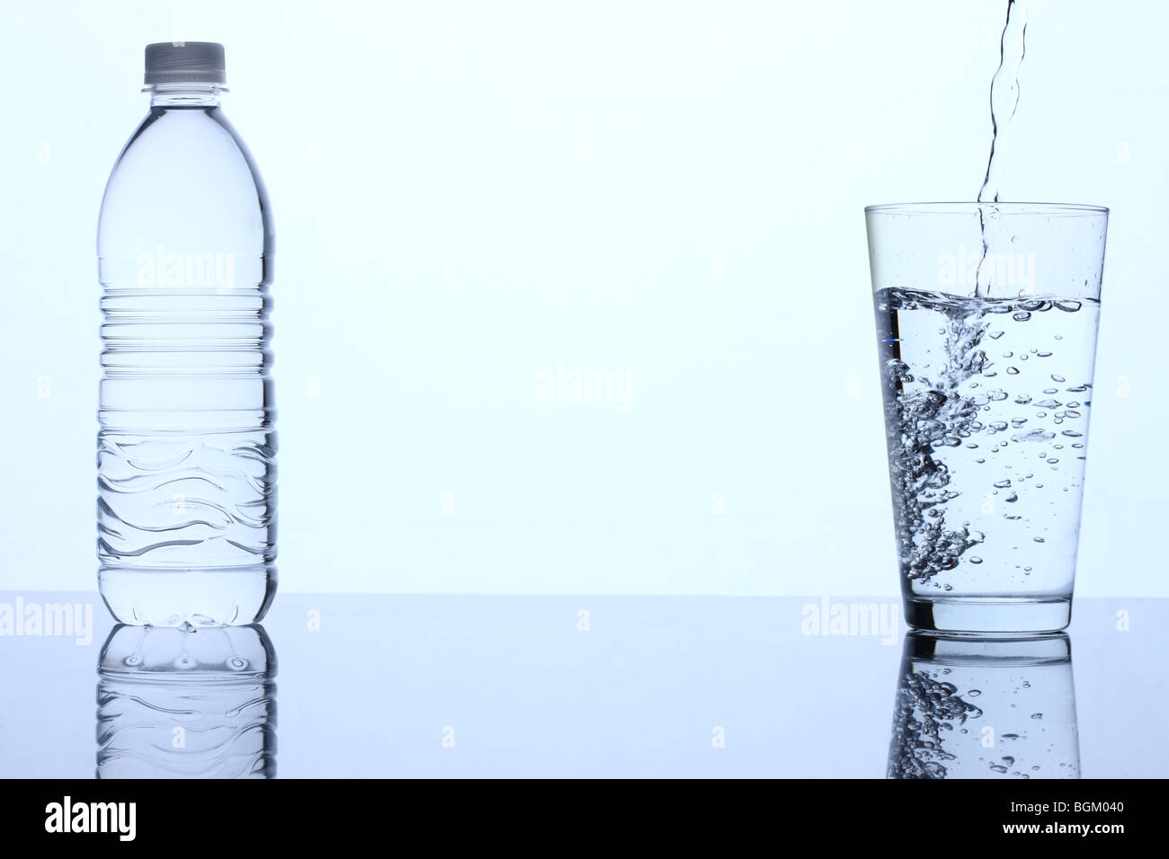 Flasche Wasser und ein Glas Wasser gefüllt Stockfoto