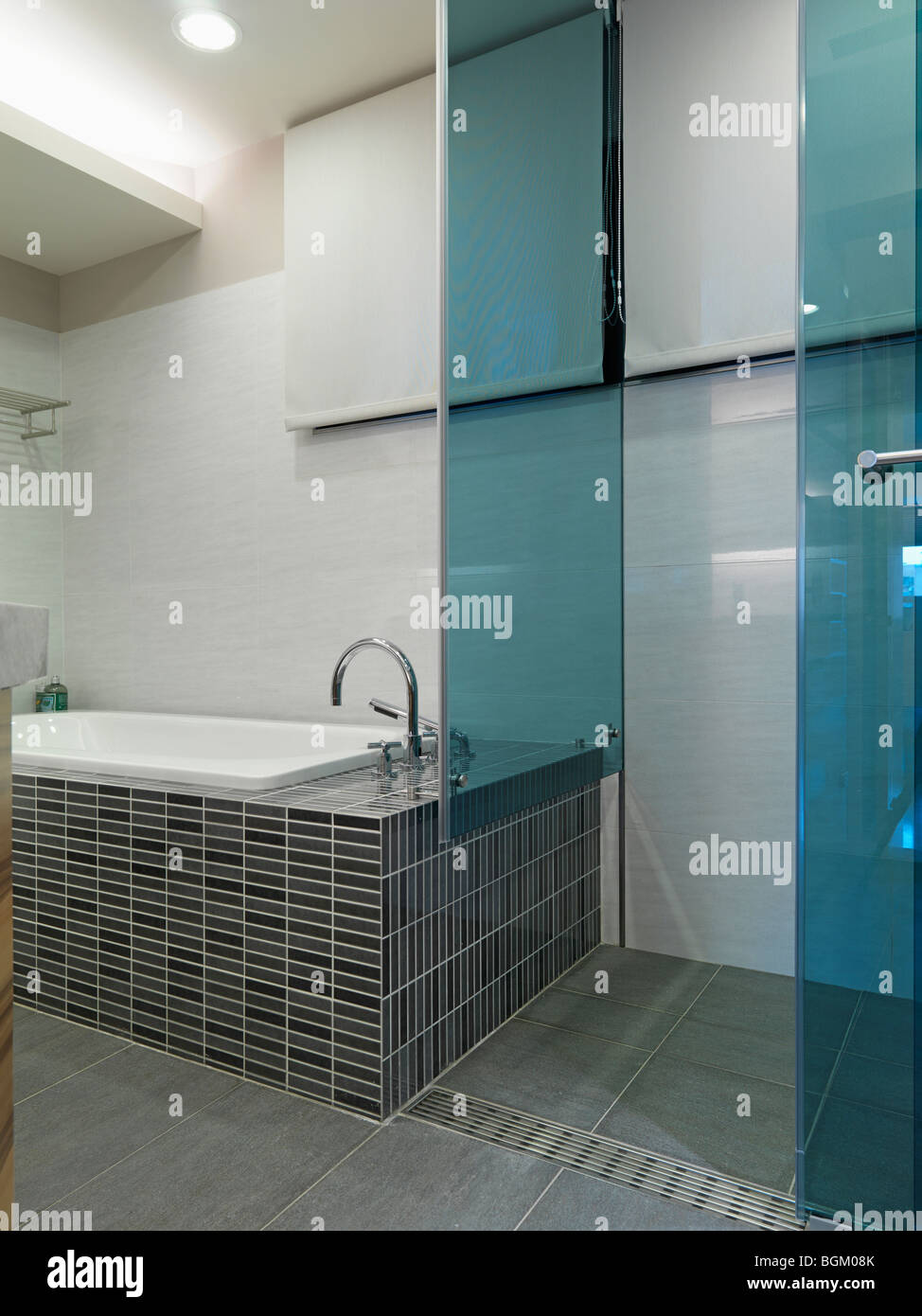 Mosaik Fliesen Badewanne und Glas-Dusche Stockfoto