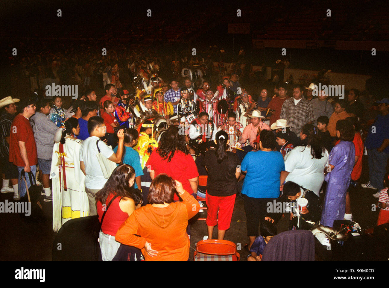 Trommelgruppen reisen von weit her, singen traditionelle überlieferte Lieder und treten beim Red Earth Indian Pow Wow Festival in Oklahoma City, OK, an Stockfoto