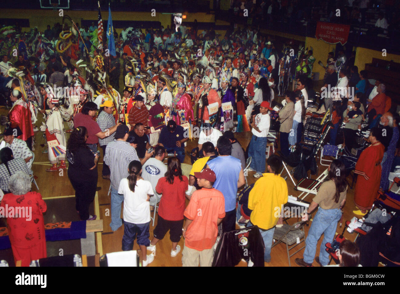 Trommel-Gruppe singt überlieferte traditionell Lieder mit Zuschauern während ein Powwow in einer Turnhalle in Anandarko, "OK" auf. Stockfoto
