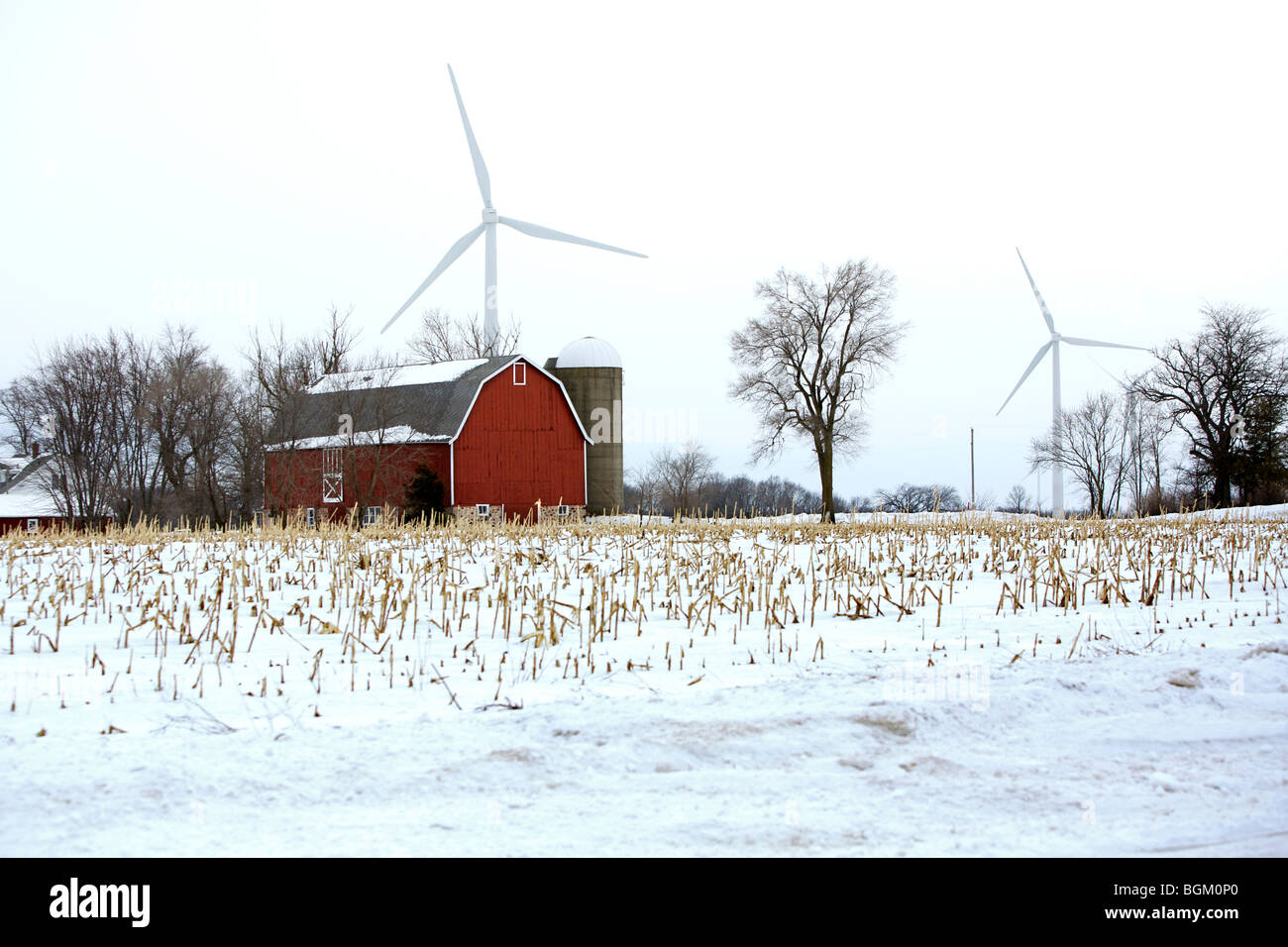 Scheune und Windturbinen, die Stromerzeugung in Fond du Lac County, Wisconsin. Stockfoto