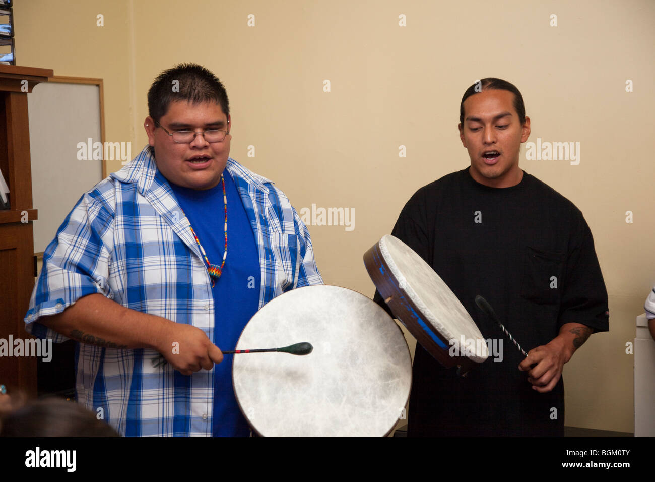 Zwei traditionelle Schlagzeuger des Stammes Klamath spielen Handdrums und singen überlieferte Lieder während der Zeremonien des Klamath-Stammes. Stockfoto