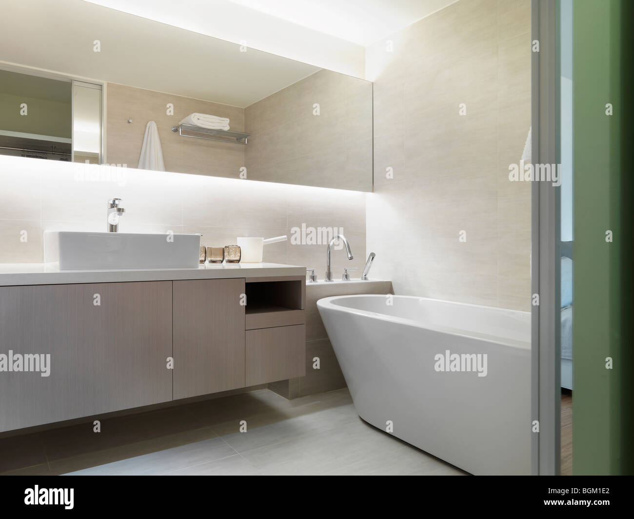 Helle modernes Badezimmer mit großer Badewanne Stockfoto