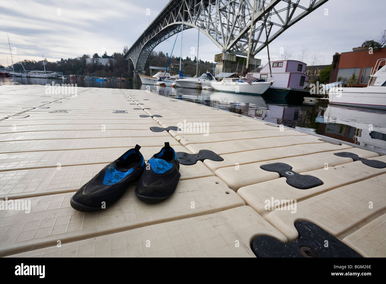 Wasserschuhe auf einem Bootssteg in der Nähe von Aurora-Brücke über dem westlichen Ende des Lake Union - Seattle, Washington Stockfoto