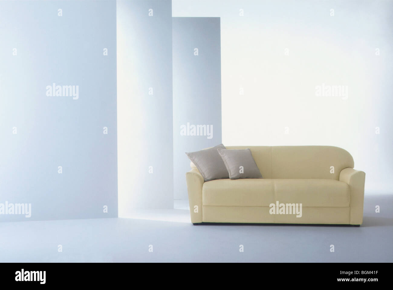 Gelbe Sofa im Zimmer mit weißen Wänden Stockfoto