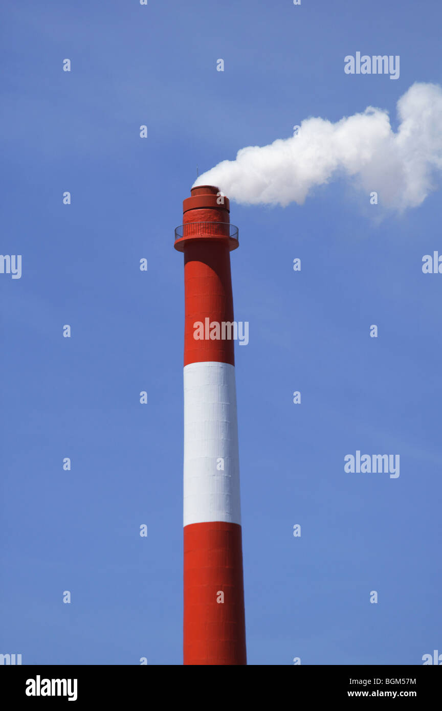 Roter und weißer Rauch Stapel Stockfoto