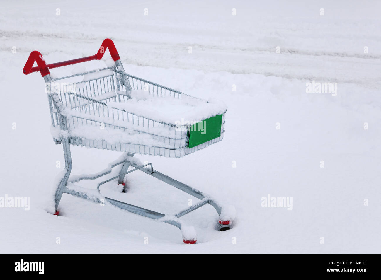 Eine verlassene Supermarkt Trolly im Schnee Stockfoto