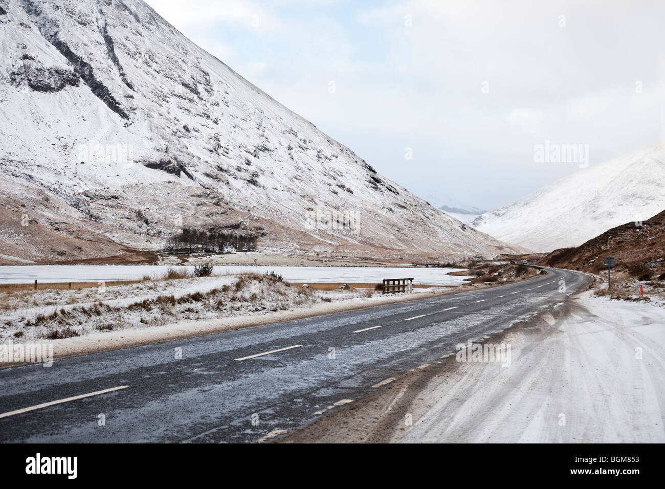 Straße in der Nähe Aonach Eagach Ridge Glencoe mit Schnee bedeckt Stockfoto