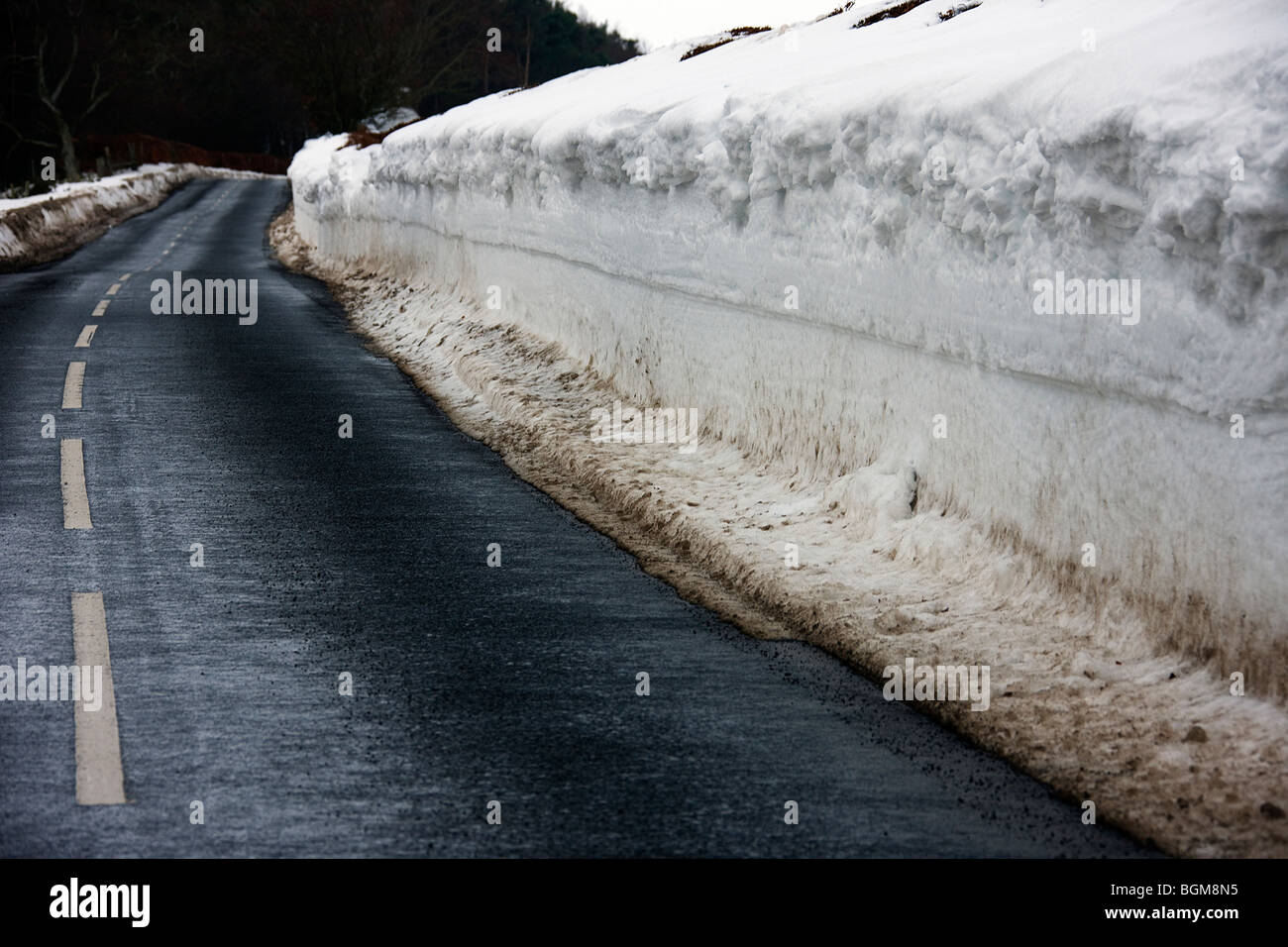 Schneeverwehungen auf der Straße. härtet Hügel. Duns.Scottish Grenzen. Stockfoto