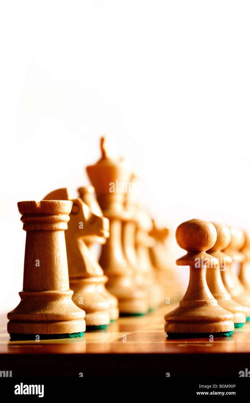 weiße Schachfiguren in Ausgangsposition Stockfoto