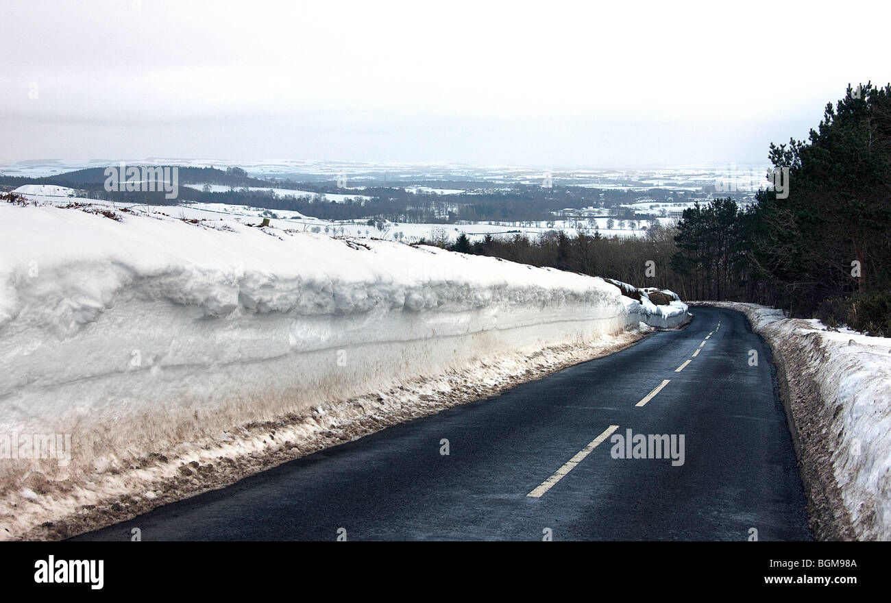 Schneeverwehungen auf der Straße. härtet Hügel. Duns.Scottish Grenzen. Stockfoto