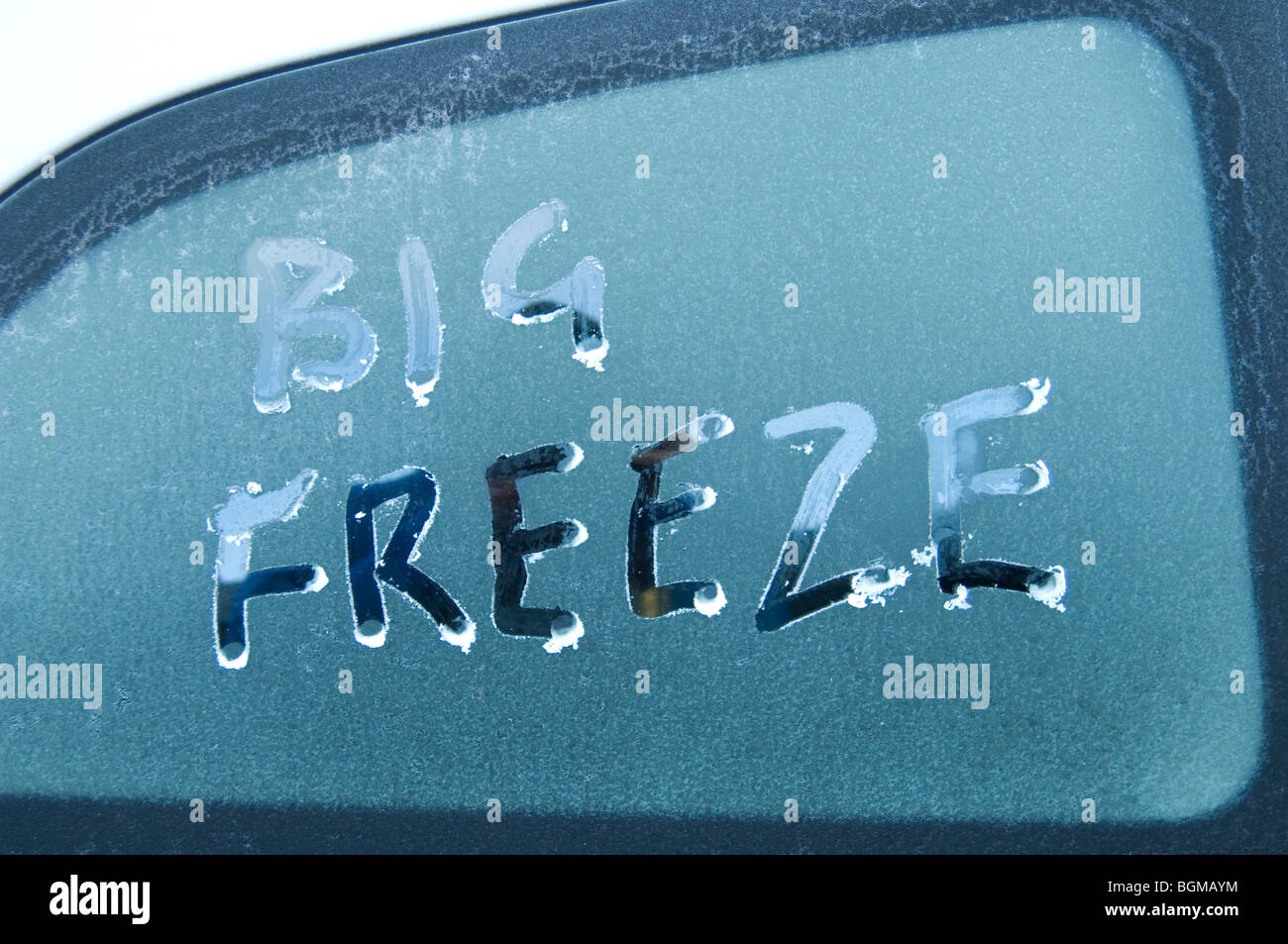 Das Wort Big Freeze geschrieben am frostigen Autofenster mit einem finger Stockfoto