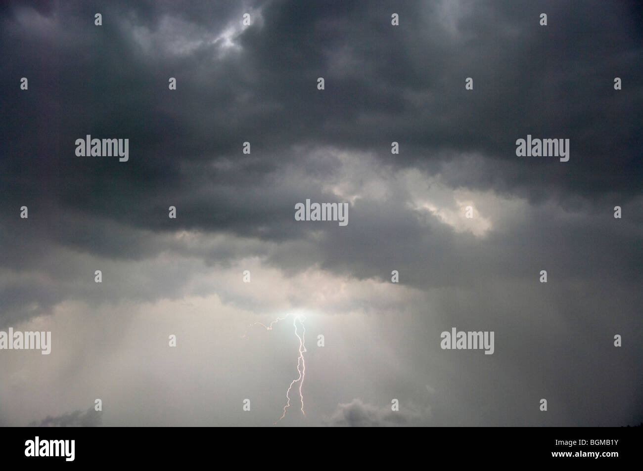 Schwere Gewitterwolken und Blitze Stockfoto