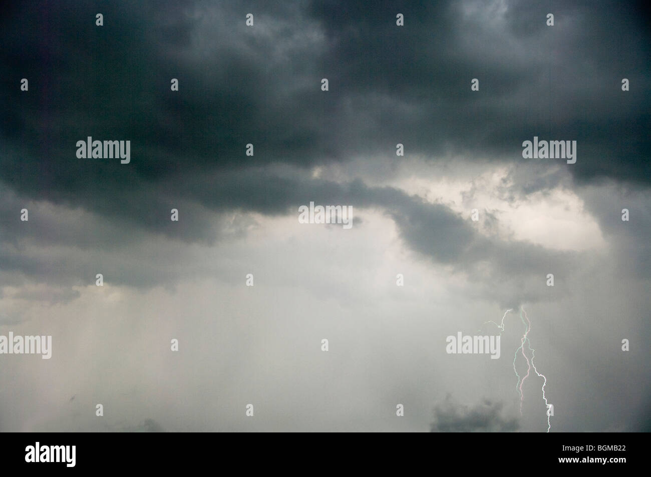 Schwere Gewitterwolken und Blitze Stockfoto