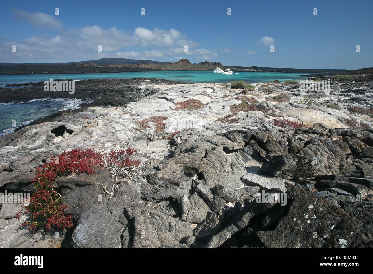 Boote in der Bucht und Lava Feld bei Sombrero Chino / Chinaman Hut auf der Insel Santiago / San Salvador-Insel, Galápagos-Inseln Stockfoto Boote in der Bucht und Lava Feld bei Sombrero Chino / Chinaman Hut auf der Insel Santiago / San Salvador-Insel, Galápagos-Inseln Stockfoto