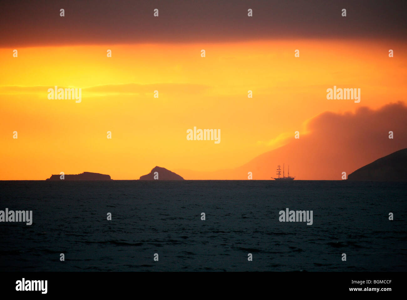 Dreimaster Segelschiff bei Sonnenuntergang vor Insel Santiago / San Salvador-Insel, Galápagos-Inseln, Ecuador, Lateinamerika Stockfoto Dreimaster Segelschiff bei Sonnenuntergang vor Insel Santiago / San Salvador-Insel, Galápagos-Inseln, Ecuador, Lateinamerika Stockfoto