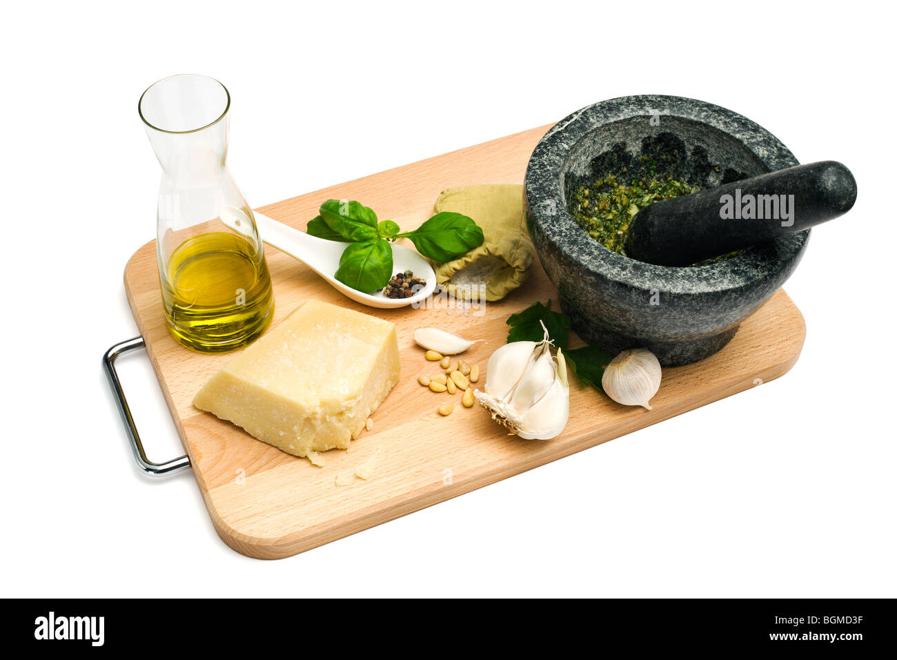 Zutaten für Pesto Alla Genovese Sauce auf Holzbrett, Ausschnitt Stockfoto