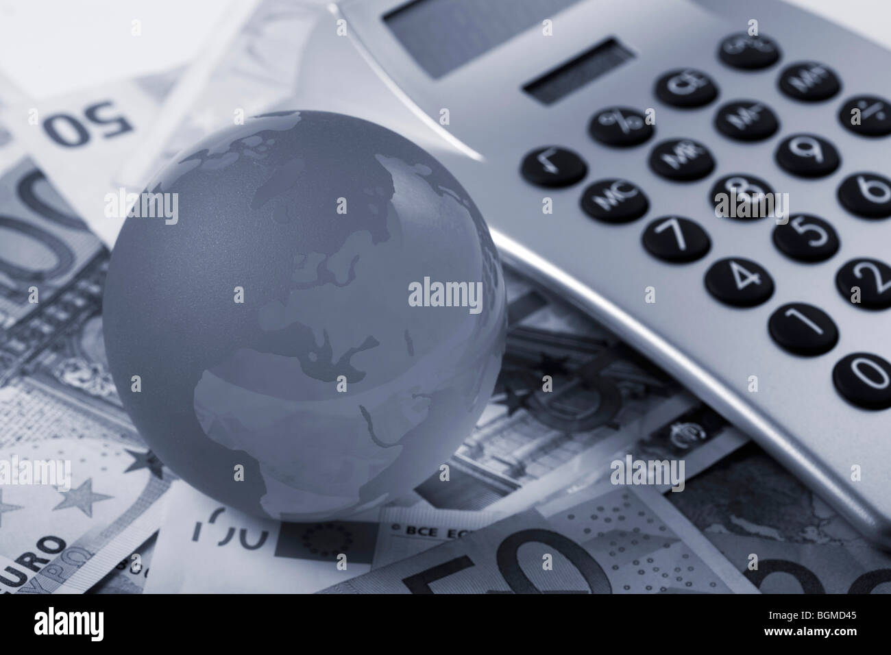 Glaskugel und elektronische Rechner auf europäische Währung Rechnungen, blau getönt Stockfoto