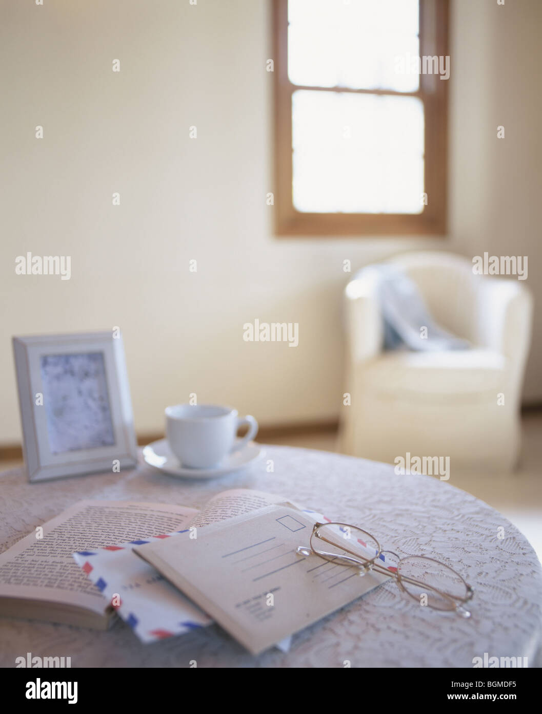 Buchstaben und Gläser auf den Tisch im Wohnzimmer. Stockfoto