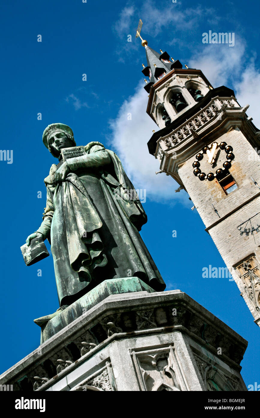 Statue Dirk Martens und Glockenturm auf dem Marktplatz, Aalst, Belgien Stockfoto