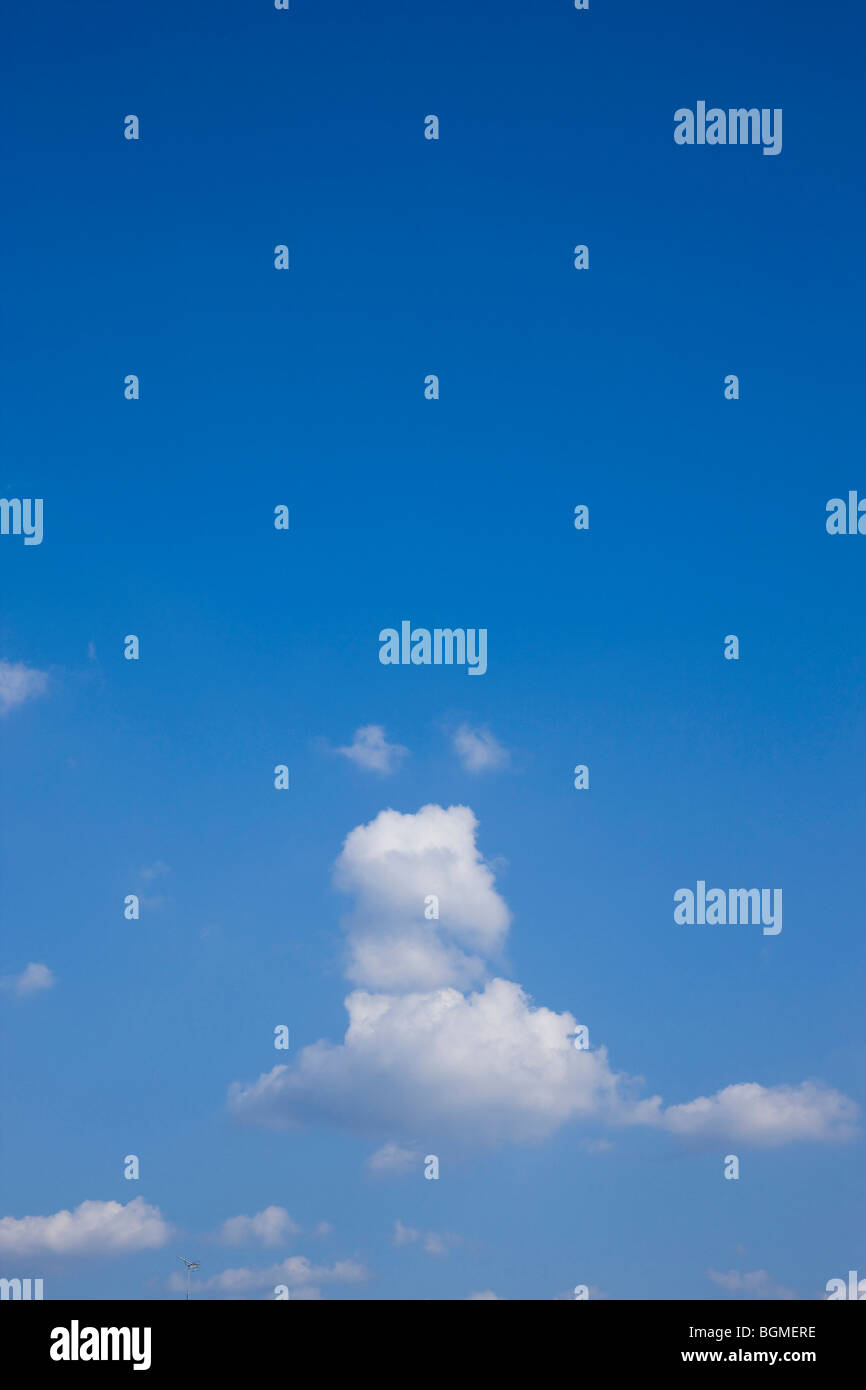 Ein blauer Himmel und Wolken Stockfoto